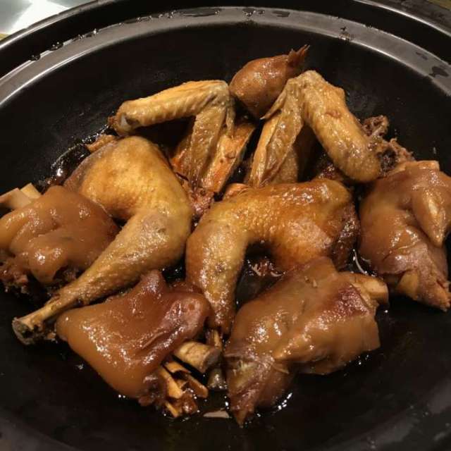 鲍鱼遇上牛欢喜 鲍鱼煲的搭配味道一绝,鲍鱼很入味,"牛欢喜"嫩滑,鲜美