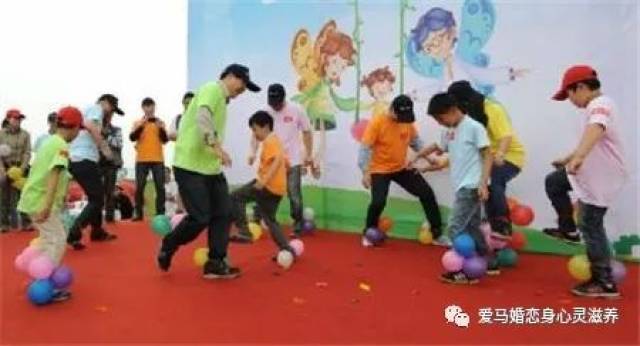 抬气球游戏:俩人一组面对面站立,每人负责俩气球,一直往上抬不能落地