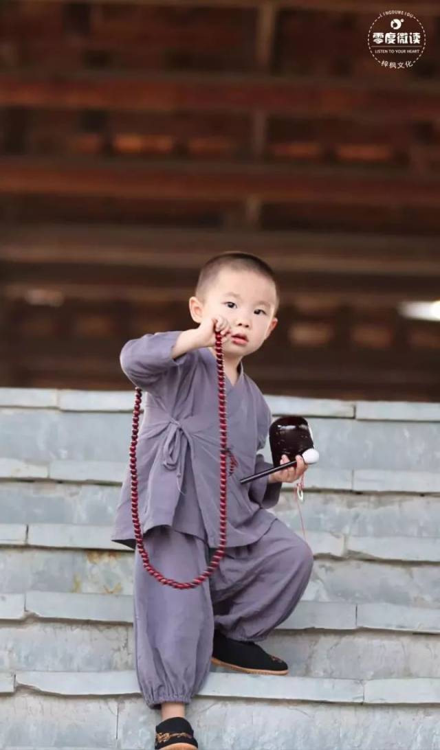 有点怕 功课完成,累了,撤…… 鞋子掉了,找师父穿 呆萌的明明小和尚