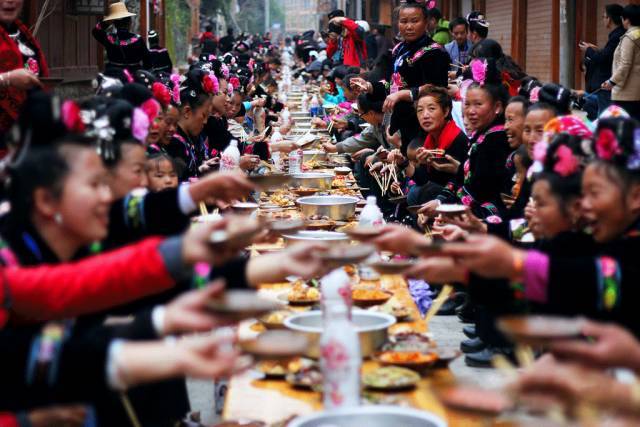 2,民族特色餐-- 苗家长桌宴;感受苗家姑娘高山流水敬酒仪式(米酒虽好