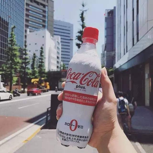 你以为可口可乐只是一瓶汽水吗?它是一种年轻的生活方式
