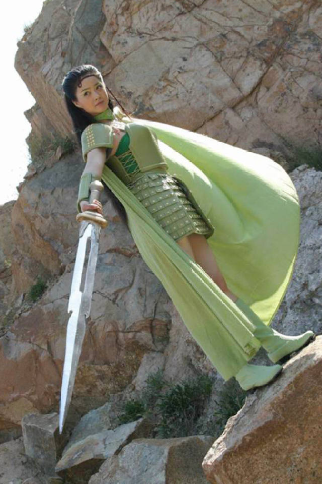 欢天喜地七仙女高潮部分,荒山上穿铠甲拿宝剑,不修图也能这么帅