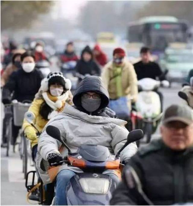 南宁人,天冷了电动车这么开要人命!为了家人都看一下吧!