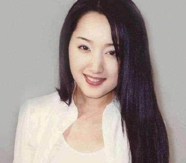 她是玉女偶像,被"包养3年,堕胎4次"毁了一生,如今让女人羡慕