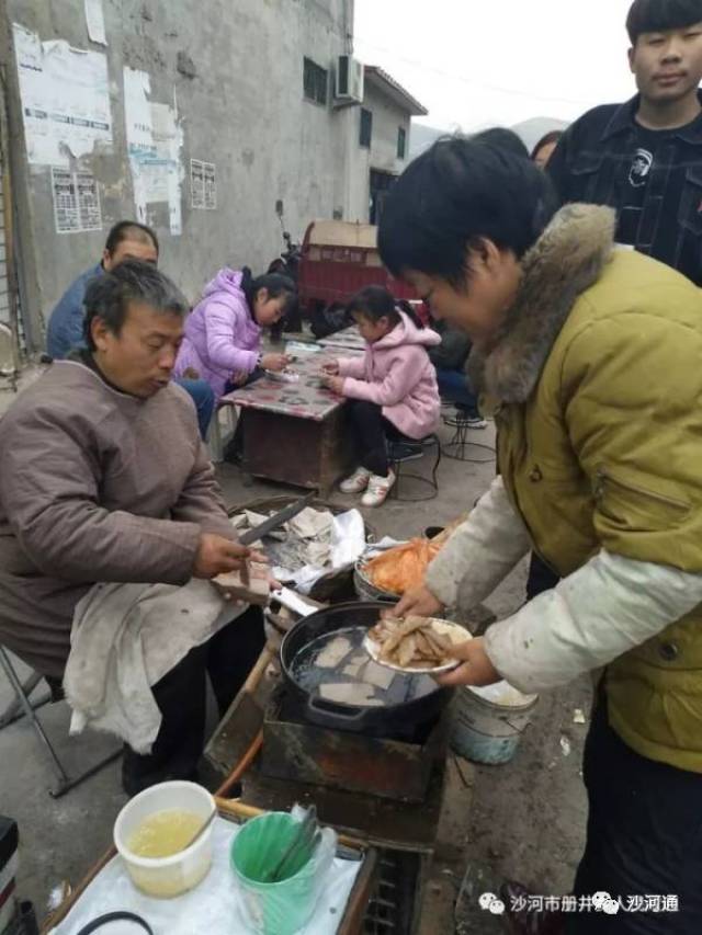 "在这煎灌掌已经有二十来个年头,今天过会人比平时多的多"老板边忙边