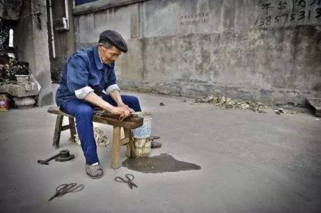 老外评价菜刀太寒酸, 中国厨师用菜刀切菜实力