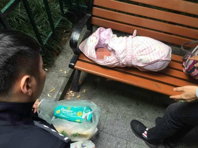 昨天上午,被遗弃的女婴季玲珑的生父在杭州市儿童福利院办理了接回