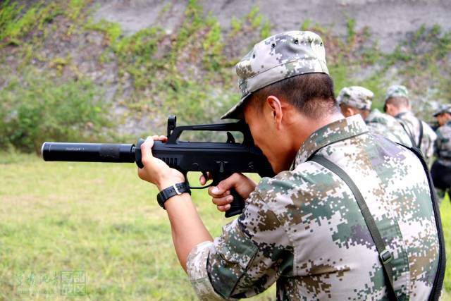 过瘾!大狙,微冲,手枪……直击特战兵特种射击训练