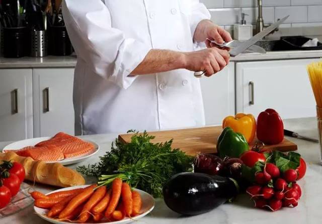 老外评价菜刀太寒酸, 中国厨师用菜刀切菜实力