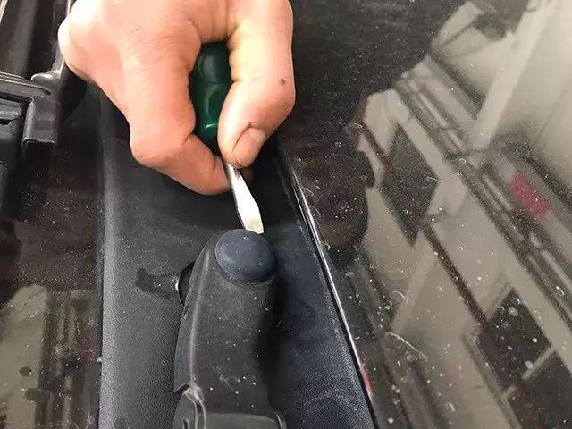 雨刷刮不干净,跳刷,异响?只需几步,轻松解决!