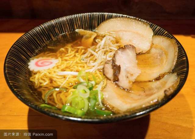 从汤料上来说,日式拉面有四大汤系:酱油拉面,味噌拉面,猪骨(豚骨)