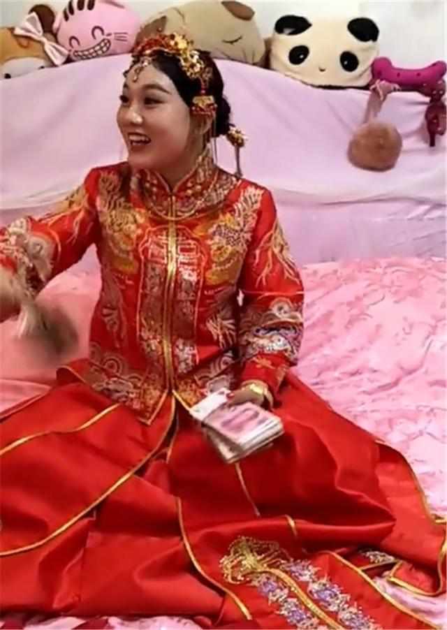 结婚:新娘坐在床上,面前堆几十万现金彩礼,高兴笑合不