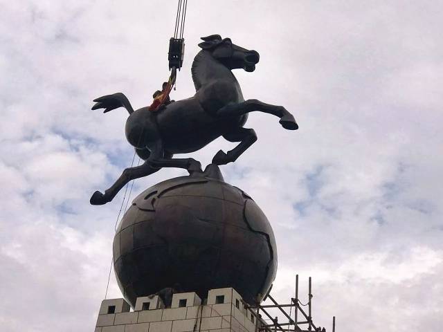中国优秀旅游城市标志"马踏飞燕"被吊上新建的9米高底座烽火台上