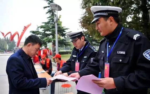 志愿者日,警察同志为市民宣传交通安全知识.记者 赵国栋 摄