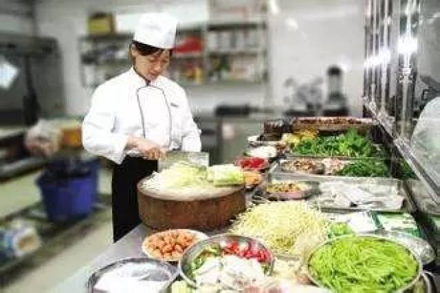 老外评价菜刀太寒酸, 中国厨师用菜刀切菜实力