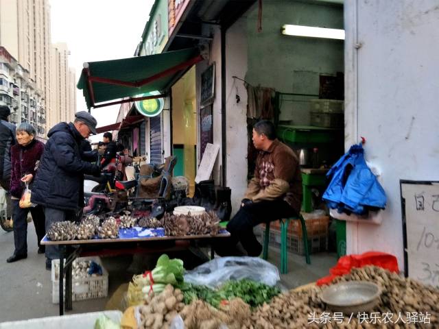 10张冬天路边摆摊图,小贩:白菜价,再便宜就赔钱了