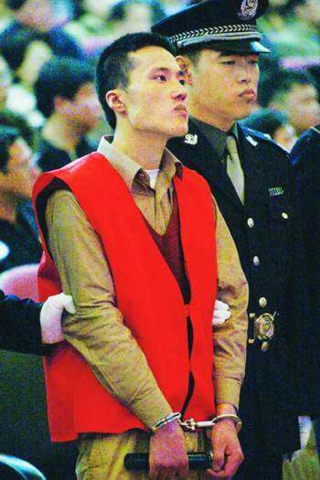 爆炸抢银行第1大案:03年东北张显光兄弟枪杀10人抢300万