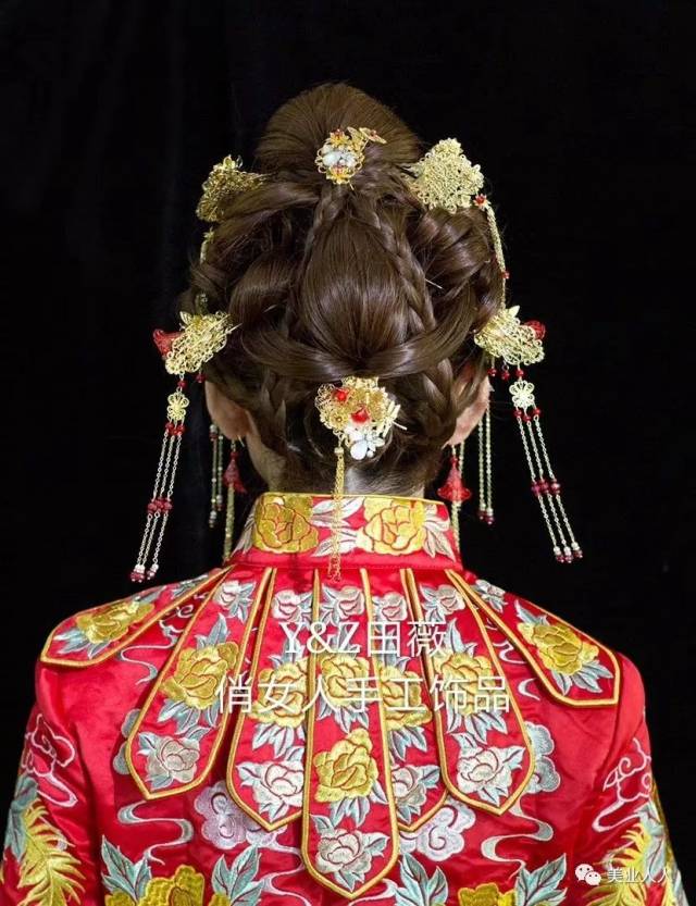 今天小编为大家推荐@田薇造型秀禾服中式新娘盘发造型,非常漂亮,非常