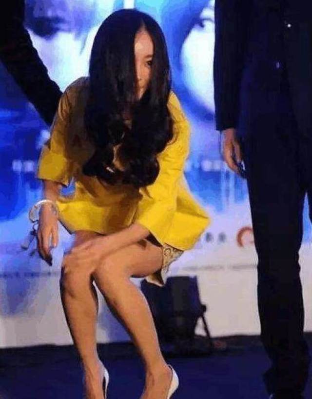 事业如此成功的少女幂,也被媒体拍到了尴尬时刻. 2.