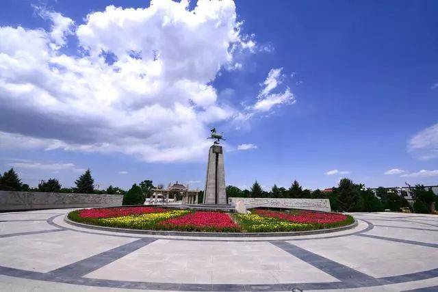 武威市,位于甘肃省中部,是河西走廊的门户城市,它东邻银川,西邻西宁