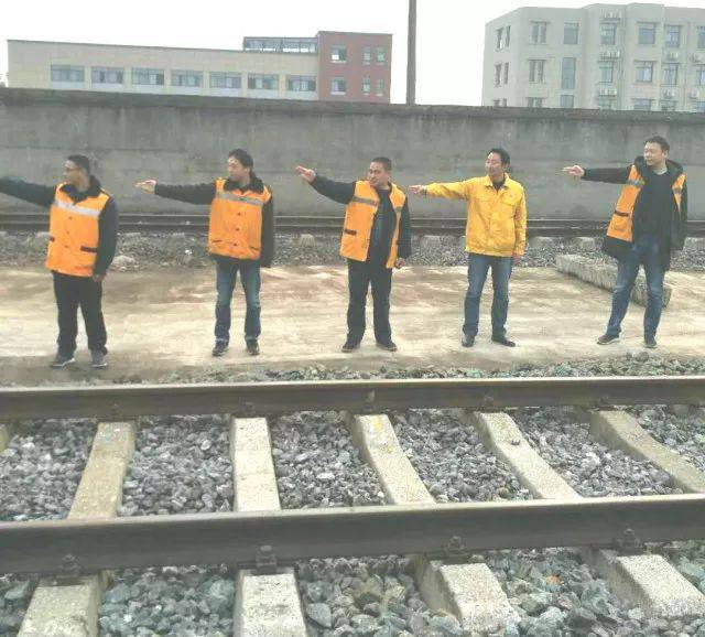 如何正确通过铁路道口?
