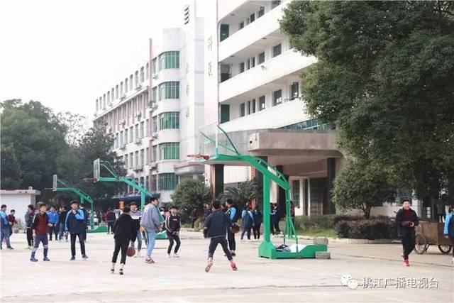 图为桃江四中学生在打篮球