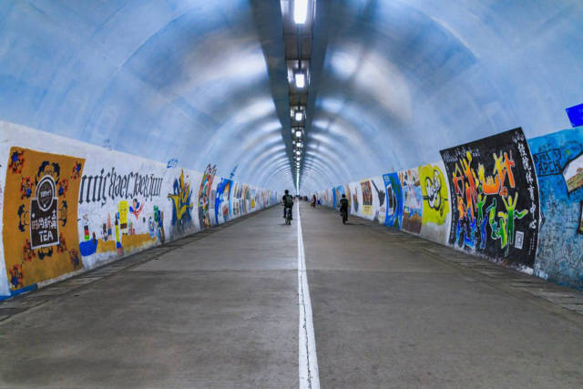 而且这个隧道还成了中国最长的涂鸦隧道!