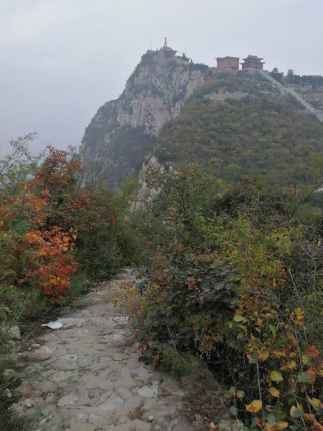 登上河北省沙河市红枫山南奶奶顶,感受不一样的人间风光