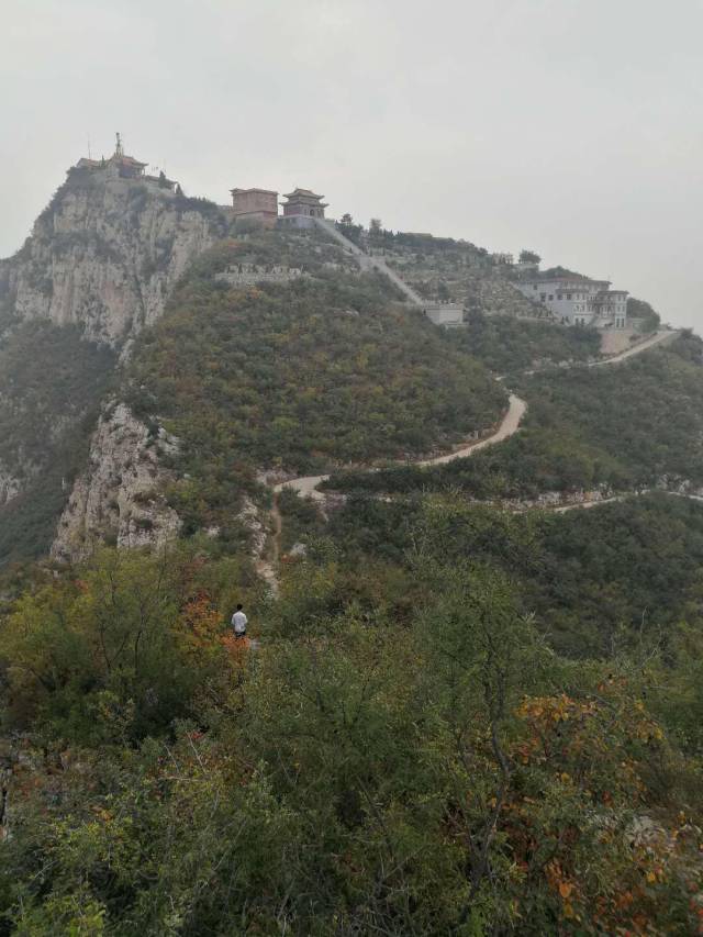 登上河北省沙河市红枫山南奶奶顶,感受不一样的人间风光