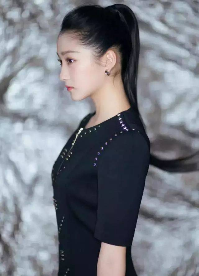 关晓彤应该就算一个,发际线这一圈都挺明显的,毕竟妹子97年的,还很小