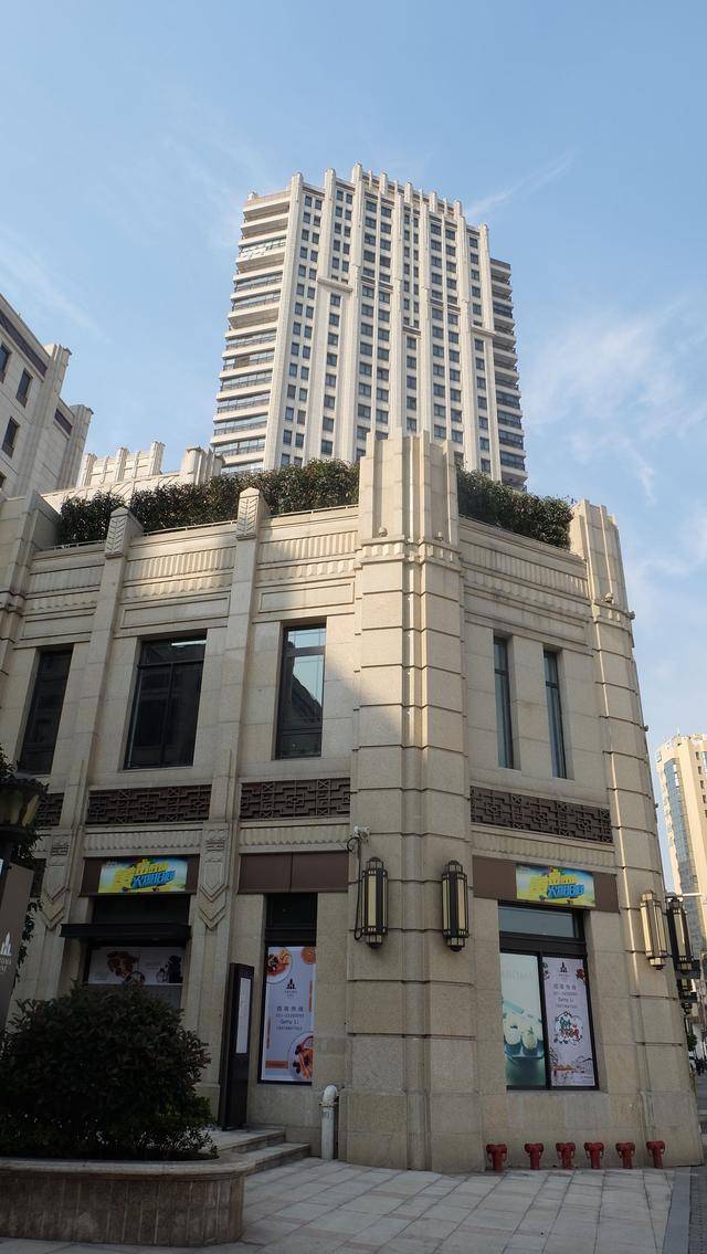 周末,经过上海黄浦区的露香园路附近的老城厢,发现即将动拆迁的一个