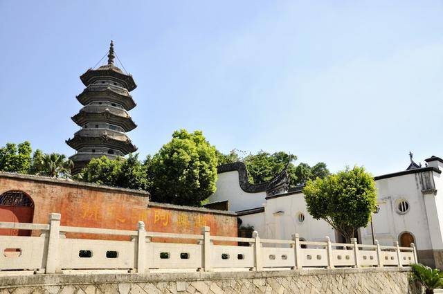 福州环山襟水,城内有乌山,于山,屏山三山鼎