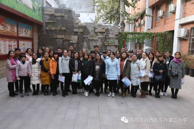 东升二小新郑龙湖镇中心学校教师代表团到我校参观学习