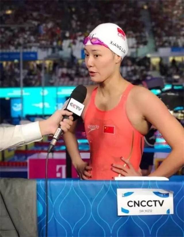 女游泳运动员被嫌胸小,傅园慧出面反呛:你穿你也平!