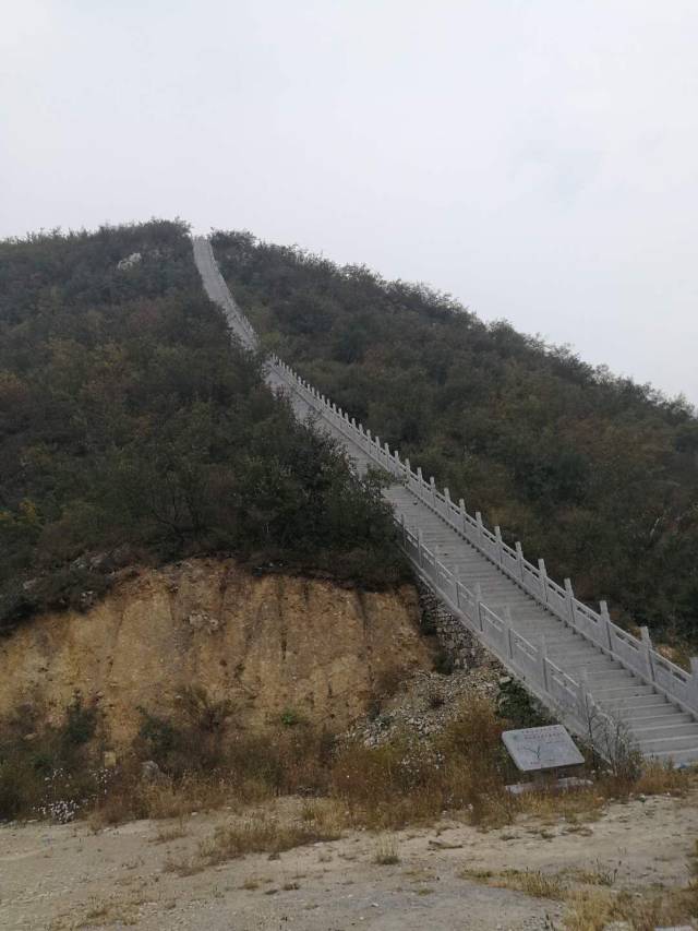 登上河北省沙河市红枫山南奶奶顶,感受不一样的人间风光