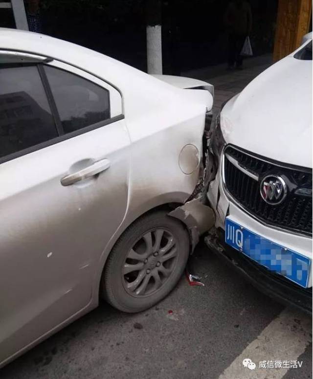 威信二监狱门口发生一起连环撞车事故.(附视频)
