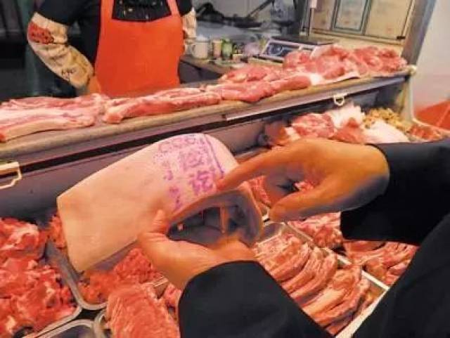 原来,盖的这些章就是猪肉的检疫证明.