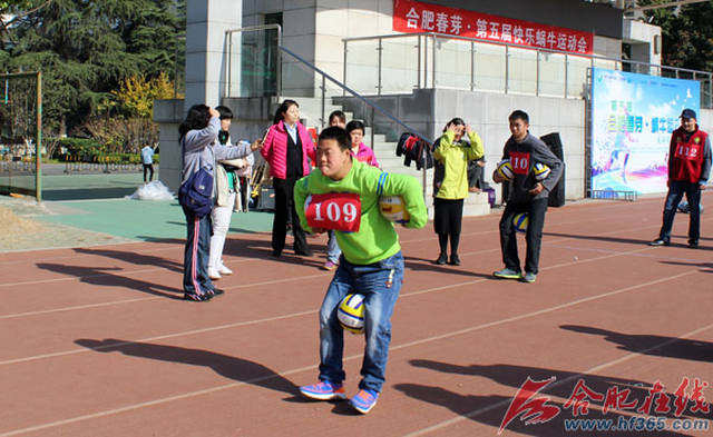 运动会上,孩子们卯足了劲完成比赛合肥在线讯(常红 记者 李磊 文/摄)