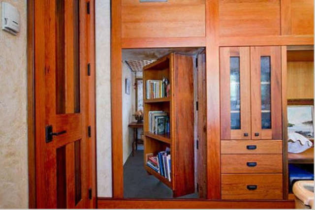 6,书柜是最常见的暗门掩饰手法,如果你看到书柜就需要研究一下是不是