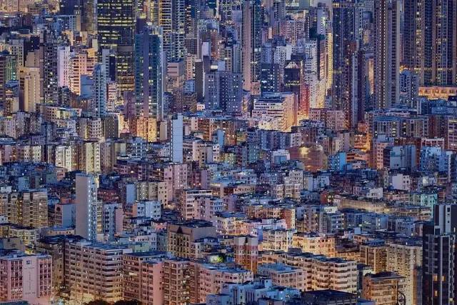 20万香港人的居住现状:我还没死,就住进了棺材房.