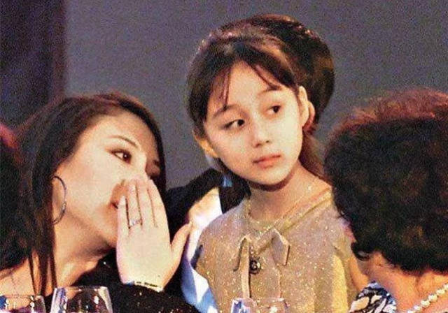 何超欣可以算是从小美到大的一个代表人物了,小时候就是瓜子脸,尖下巴