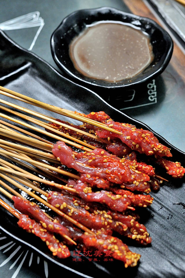 锦州生串很有名气,牛肉生串是牛最嫩的部分,一吃就知道新鲜不新鲜.