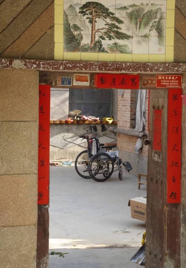 这种带有迎客松的瓷砖,很多农村人的大门口都贴的有,破旧的门牌号,很