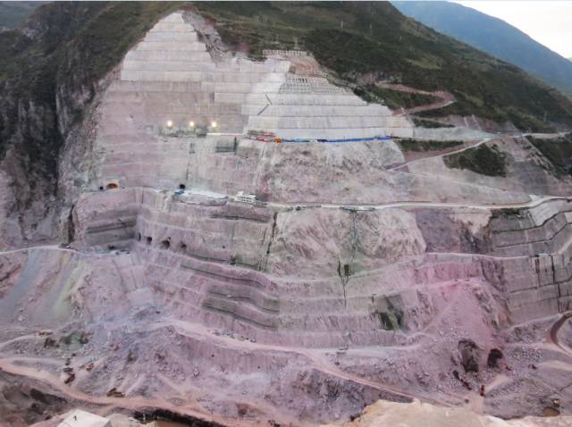 黄登水电站两岸坝肩以上分布有大量的倾倒蠕变体及松弛岩体,地质条件