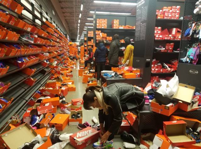 温哥华,一组中国人如何抢光nike鞋店照片曝光!这场面