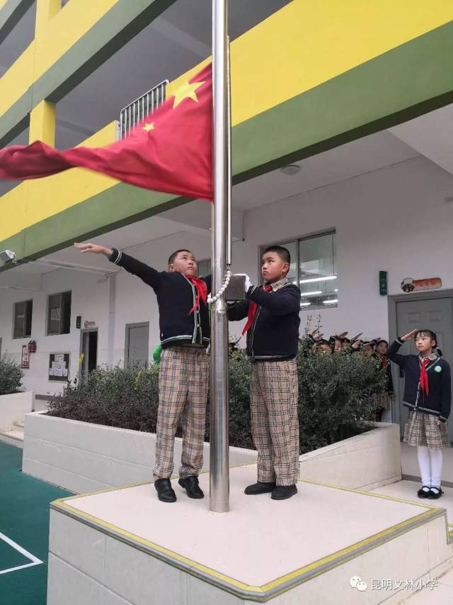 今天担任升旗手的是:杨博成,杨震宇 护旗手:康佳怡,曾杨灿煊 主持人