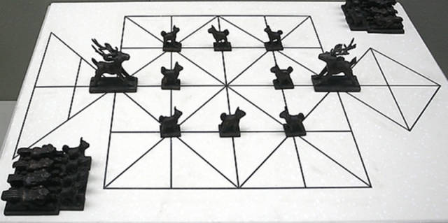 "鹿棋"的棋盘与"狼吃羊"棋盘大同小异,也是纵横线各5条,斜线6条,交叉