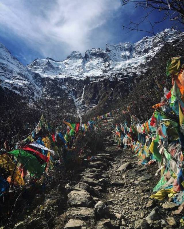 在飞来寺看梅里雪山.