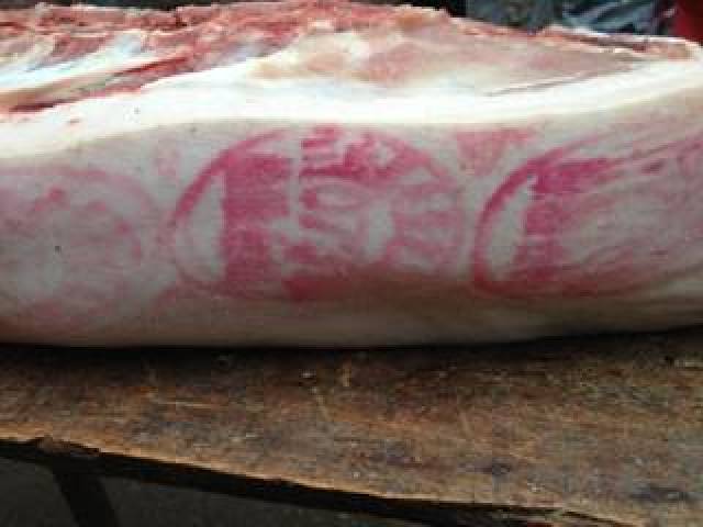 盖有椭圆形形状的章的猪肉,就证明该猪肉是用来提炼工业用油的.