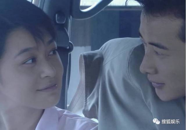 这张剧照来自罗晋2008年演的电视剧《正义永恒》,而和罗晋对视的这位